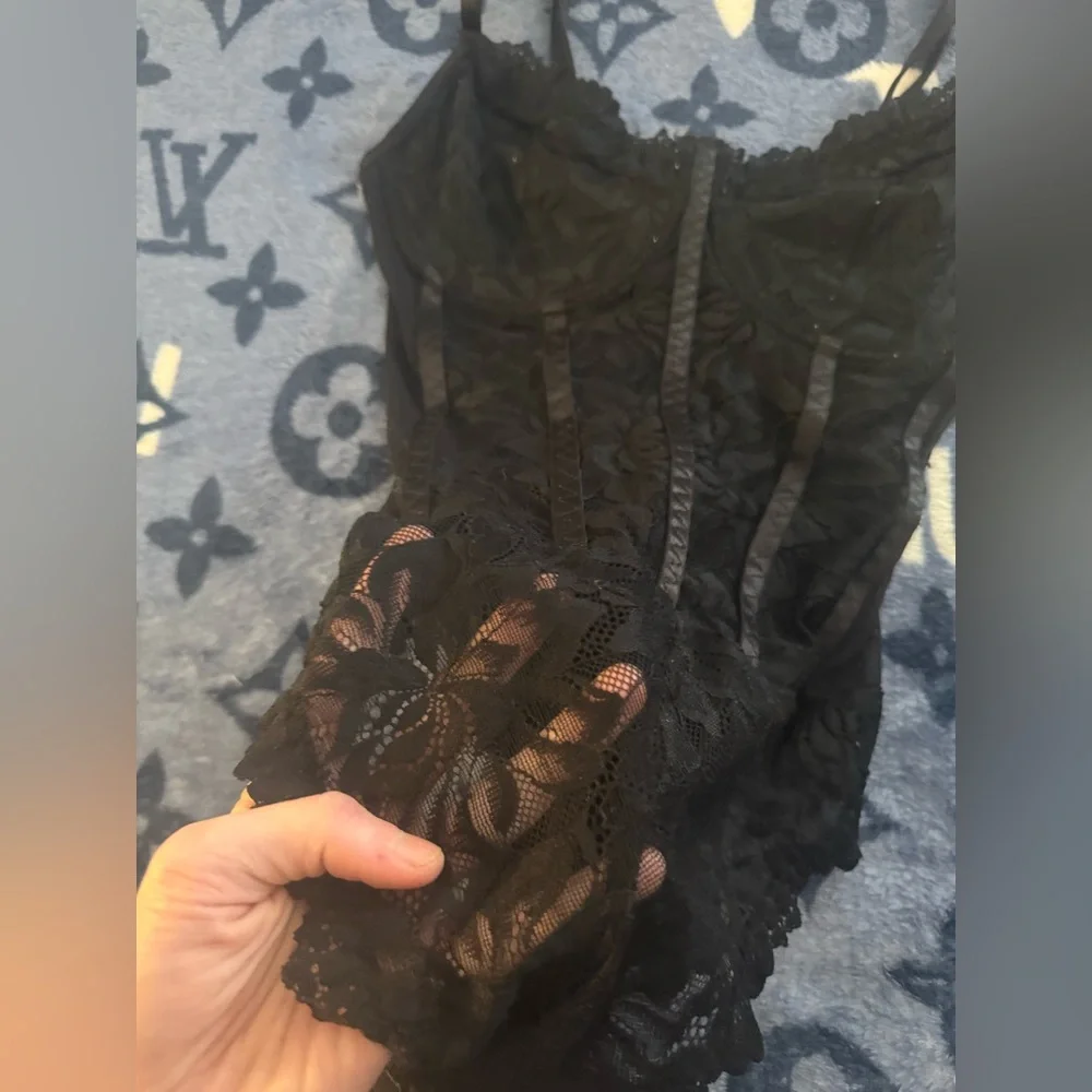 👑 Medium Black Lace Bodysuit - Picture 3 of 7